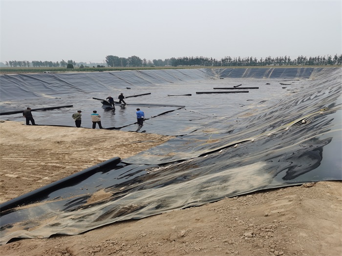 土工膜鋪設(shè)施工簡(jiǎn)便降低工程造價(jià)