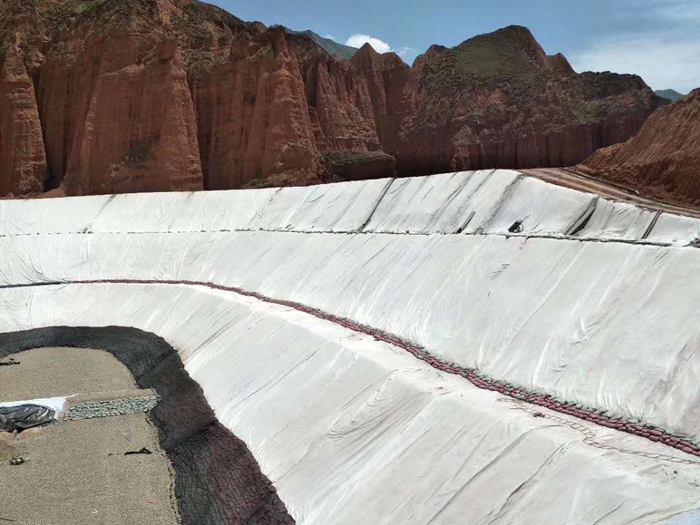 膨潤(rùn)土防水毯與土工膜配合使用的優(yōu)勢(shì)