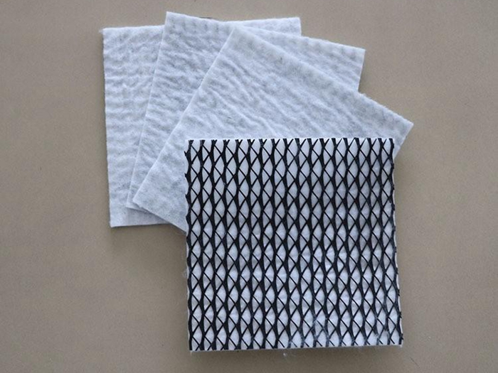 復(fù)合排水網(wǎng)中復(fù)合的土工布有什么作用